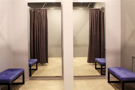 Sa mall nalibogan kaya sa fitting room nagtotnakan .